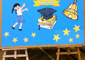 Tablica z napisem: "Pasowanie na ucznia".
