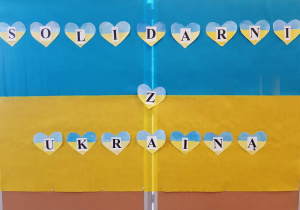 Dekoracja na tablicy z napisem: Solidarni z Ukrainą