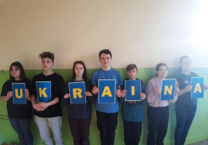 Uczniowie trzymają kartki z napisem Ukraina