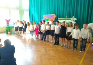 Uczniowie klasy pierwszej a śpiewają piosenkę.