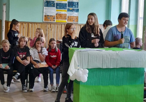 Dwoje uczniów z klasy 7a przedstawia swoje postulaty wyborcze podczas debaty.