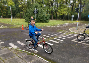Uczeń jadący na rowerze wykonał manewr zmiany kierunku ruchu.