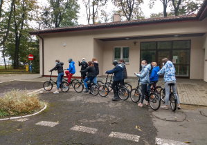 Uczniowie zdający egzamin na kartę rowerową oczekują na rozpoczęcie egzaminu praktycznego.
