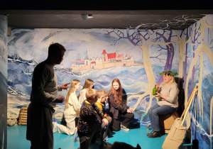 Uczniowie poznają toruńskie legendy i dzieje miasta w czasie interaktywnych warsztatów.