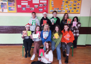 Uczniowie klasy 8a prezentują wykonane przez siebie kartki świąteczne w języku niemieckim.