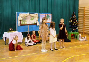 Uczniowie klasy 2a w świątecznym przedstawieniu.
