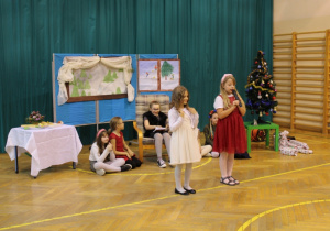 Uczniowie klasy 2a w świątecznym przedstawieniu.