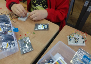 Uczeń buduje obwód elektroniczny.