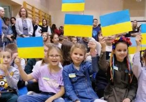 Uczniowie z Ukrainy z flagami swojego kraju.