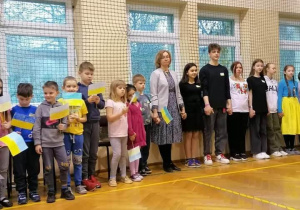 Społeczność szkolna podczas apelu solidarności z narodem ukraińskim.