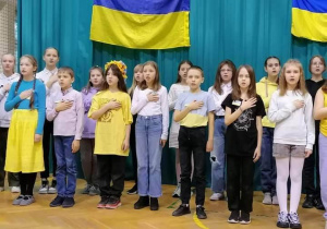 Uczniowie z Ukrainy śpiewają hymn swojego kraju.