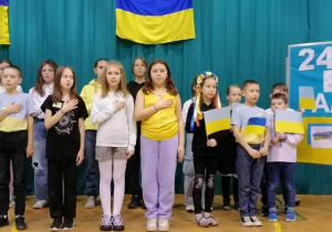 Uczniowie z Ukrainy śpiewają hymn swojego kraju.