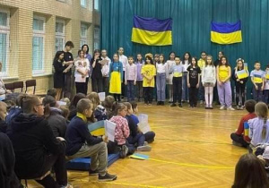 Społeczność szkolna podczas apelu solidarności z narodem ukraińskim.