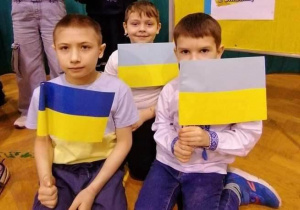 Uczniowie z Ukrainy z flagami swojego kraju.