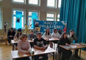 Samorzą Uczniowski prowadzi lekcję języka polskiego o Adolfie Dygasińskim dla społeczności szkolnej.
