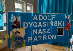 Tablica z napisem: Nasz Patron Adolf Dygasinski.