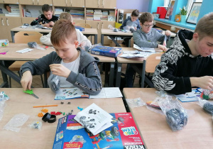 Uczniowie konstruuja pojazdy z klocków K'nex education.