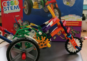 Gotowy pojazd z klocków K'nex education.