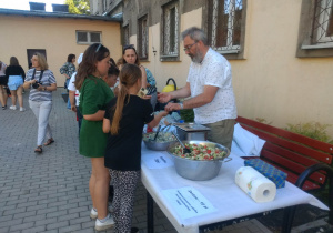 Na zgłodniałych czekały ciepłe kiełbski z sałatkami.