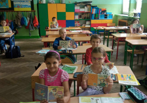 Uczniowie klasy 2a czytają podczas przerwy.
