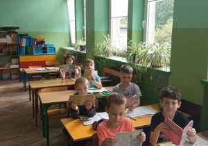 Uczniowie klasy 2a czytają podczas przerwy.