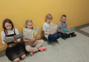 Uczniowie klasy 4a czytają podczas przerwy.