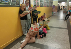 Uczniowie klasy 3a czytają podczas przerwy.