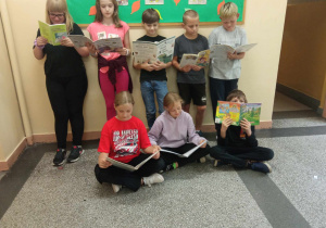 Uczniowie klasy 5b czytają podczas przerwy.