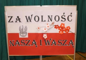 Tablica z dekoracją na sali gimnastycznej z napisem: "Za wolność naszą i waszą".