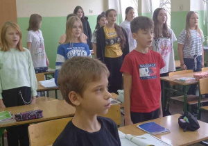 Klasa 5a śpiewa "Mazurka Dąbrowskiego".