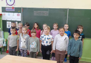 Klasa 1b śpiewa "Mazurka Dąbrowskiego".