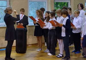 Występ chóru szkolnego podczas akademii z okazji Święta Odzyskania Niepodległości.