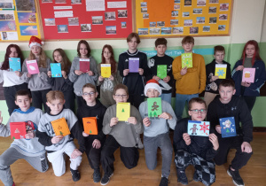 Uczniowie klasy 7a z wykonanymi przez siebie kartkami świątecznymi w języku niemieckim.