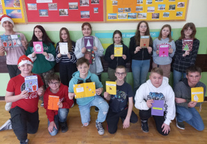 Uczniowie klasy 7b z wykonanymi przez siebie kartkami świątecznymi w języku niemieckim.