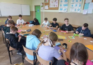 Klasa 7a przygotowuje kartki wielkanocne w języku niemieckim na szkolny konkurs.