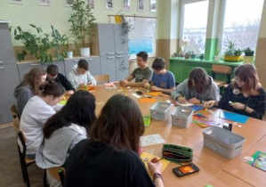 Klasa 7b przygotowuje kartki wielkanocne w języku niemieckim na szkolny konkurs.