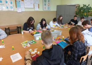 Klasa 7b przygotowuje kartki wielkanocne w języku niemieckim na szkolny konkurs.