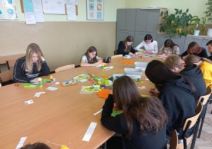 Klasa 8a przygotowuje kartki wielkanocne w języku niemieckim na szkolny konkurs.