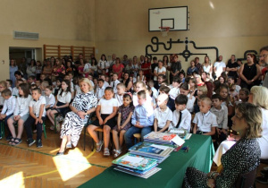 Uczniowie klas młodszych podczas uroczystości zakończenia roku szkolnego.