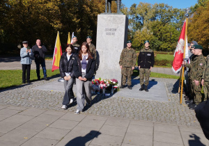 Złożenie kwiatów pod pomnikiem Legionisty.